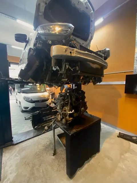 Motor indirme: hafif ticari araçta motor standında